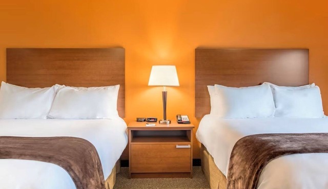 Kitchen-Equipped Suites Near Prairiefire Shopping District