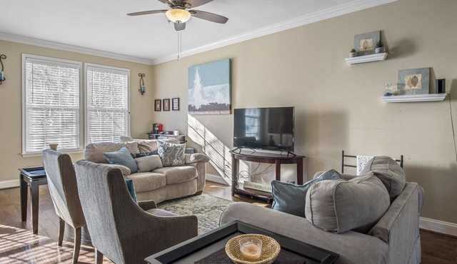 La Plata Maryland Manor - Pet Friendly Townhouse by Hospital & Food - Sleeps 6