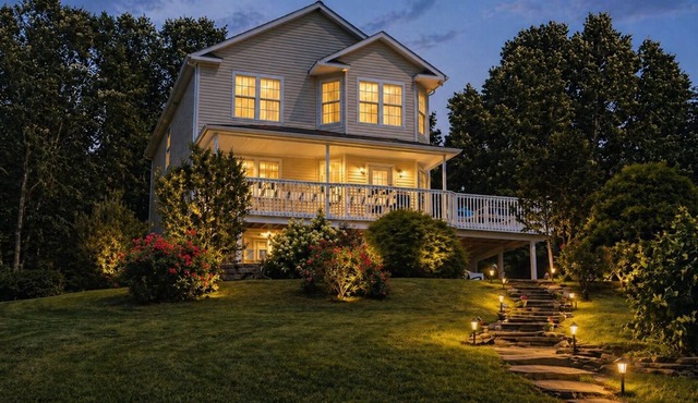 Lake Anna Waterfront Family & Pet Friendly Retreat! With 5+ BRs 4 BAs.