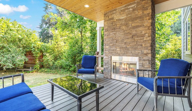 Lake Forest Retreat w/Indoor & Outdoor Fireplaces