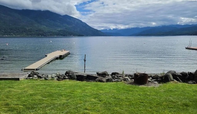 Lake House Retreat - Waterfront!