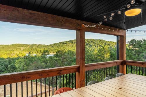 Lake View with Hot Tub & Game Area! Indoor & Outdoor Pool! All Bathrooms Ensuite