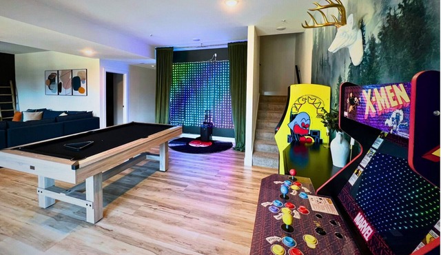 Lake Views Hot Tub Arcade Karaoke Retreat