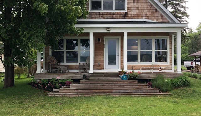 Lakefront 2-bedroom cottage in Boyne City with WiFi