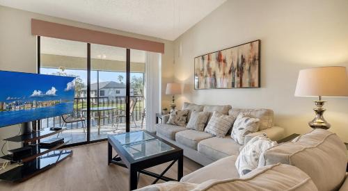 Lakefront 2BR condo near IMG - Pool, Pickleball, Tennis - Tropical Gulf Retreat