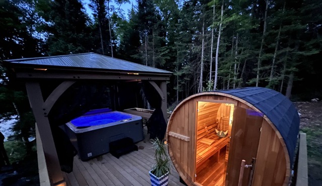 Lakefront Muskoka Retreat - Hot tub / Sauna - 11 beds - sleeps 8-10 adults