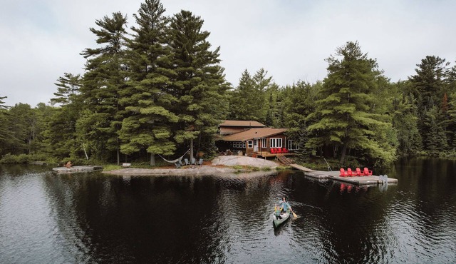 LakeKabin - Lakefront Private Cottage on premium lake | HotTub,Kayaks,Canoe,BBQ