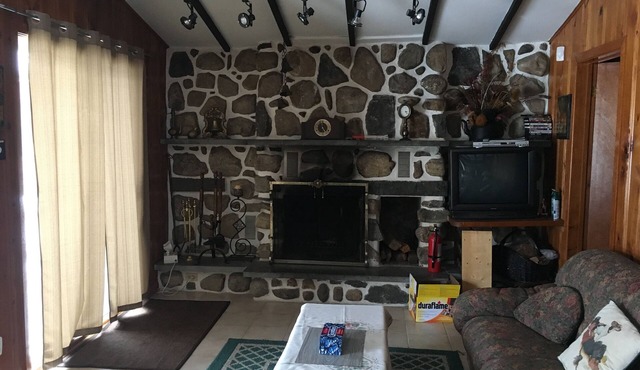 Lakeside Cottage Located In The Heart of the Laurentians (near St Agathe)