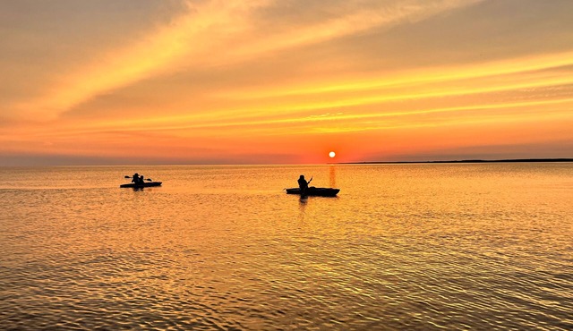 Lakeside Cottage - Serene Getaway with Breathtaking Sunsets - Pet Friendly