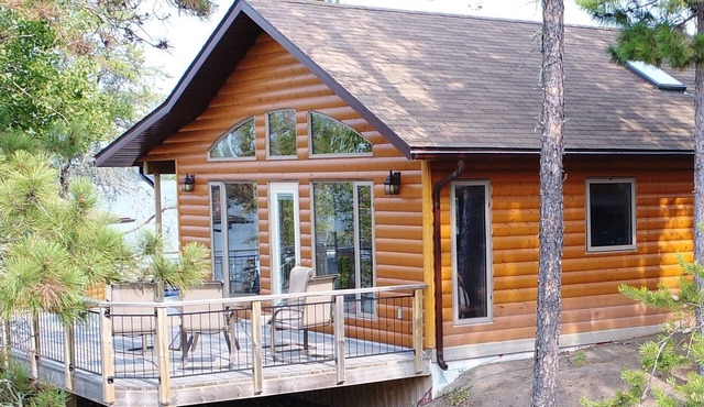 Lakeside deluxe 2 bedroom cottage