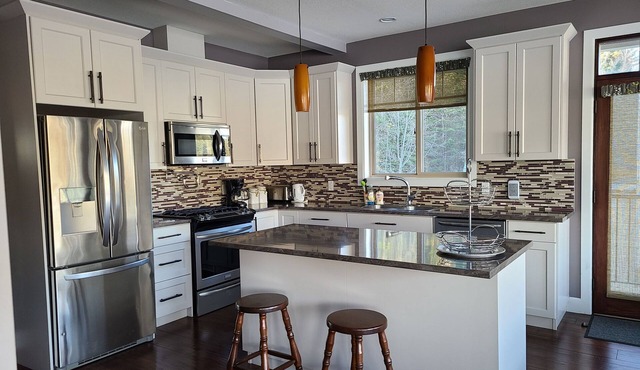 Lakeside retreat for year-round fun, perfect for families and quiet getaways.