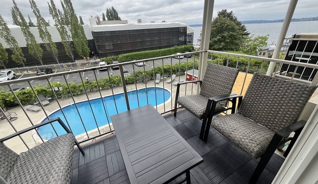 Lakeview condo steps to famous Lake Street, Kirkland