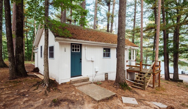 Lakeview Deck| Sauna+Hot Tub| Fishing| Near TC!