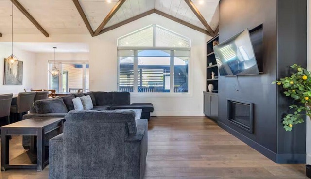 Laporte Cottage | Hot Tub | Walk to Beach | Fire Pit | Grand Bend & Bayfield