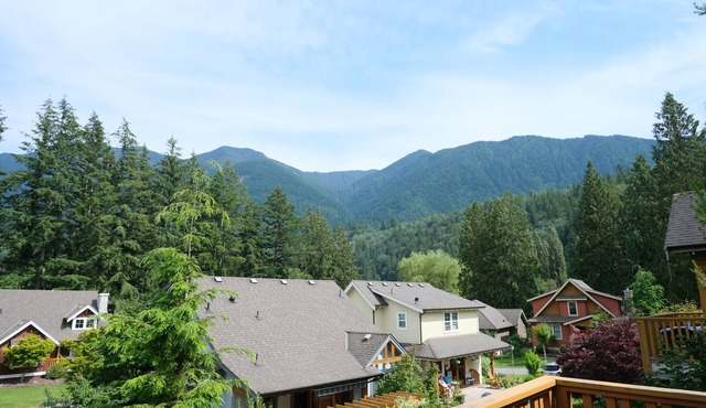 Large 3 Bedroom Cottage with Resort Like Amenities