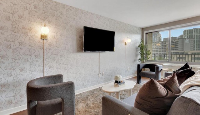 Large 3 bedroom Family Suite, Private Balcony, 5 min to DCA, Gym, Pool and more!
