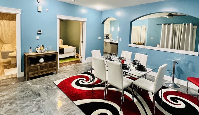 ✨Large 5 bedroom home w/ parking / wifi / yard