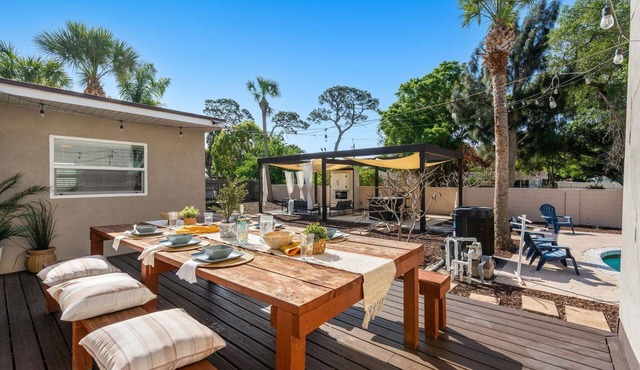Large Group Friendly Coastal Escape W/Heated Pool & Spacious Patio!🌴🏖️