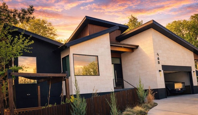 Large Hot Tub, 3 King Beds, 2 Master Bedrooms, MassageChair, 4.5 bath