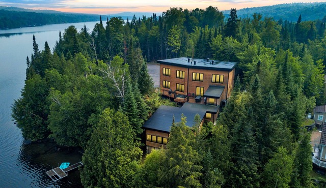 Lazy Bear Luxurious Waterfront Chalet with 4 Bedrooms and Hot Tub