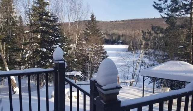 Le Bordelo. Chalet Superbe au Bord du lac - Lake Front Cottage