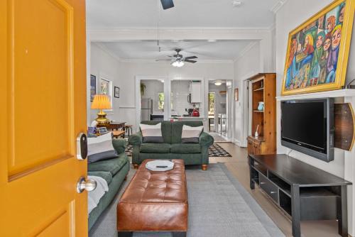 Lenoir Cottage with covered patio and fire pit! home