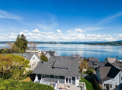 Leschi Retreat w Breathtaking Water View Sleeps 14