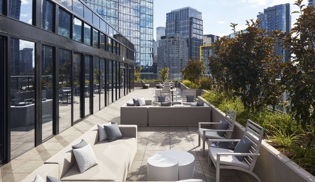 Level Seattle - Well Appointed Deluxe One Bedroom Suite + Office. Full Epicurian Kitchen and in suite laundry.
