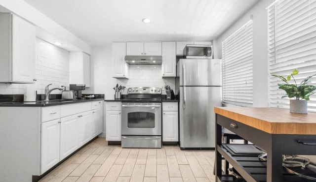Lil Hyde Out | Cute, Updated Hyde Park Apt