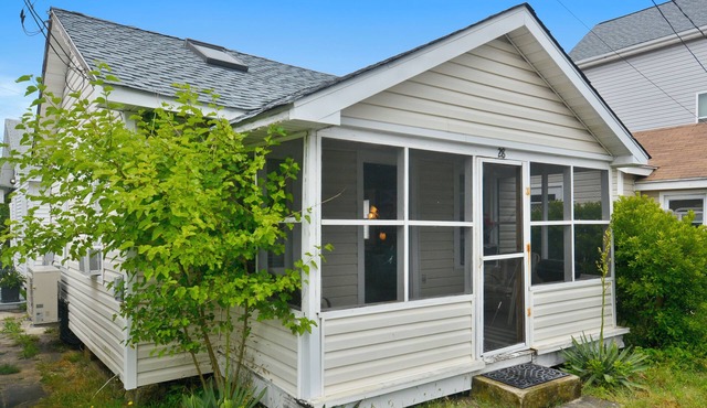 LINENS INCLUDED*! STEPS TO OCEAN, DEWEY BEACH, WALK TO RESTAURANTS & MORE. One story, 2 bedroom 1 bathroom, cottage just steps from the ocean.