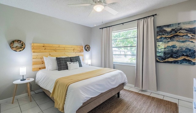 Live Oak Oasis - Getaway Close to Legoland! Sleeps 8 Guests, Fenced yard, Games