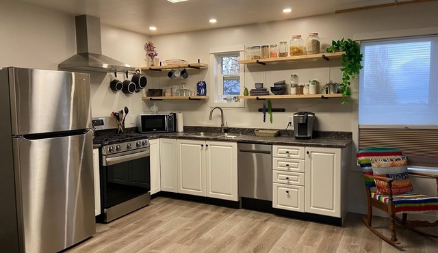 Located across from stunning Oyster Bay, 20 minutes to Mt Washington ski resort!