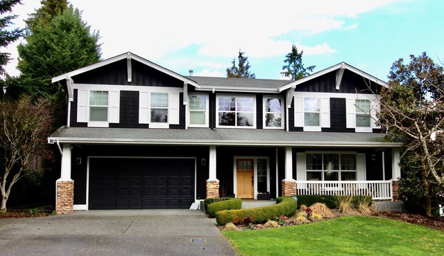 LOCATION JACKPOT Downtown Bellevue. Spacious, Beautiful, Hot Tub, Fire Pit