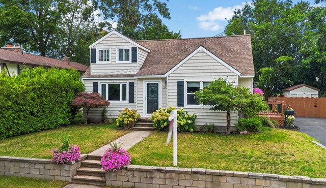 Location Location Location - Charming 3 bed, 3 bath in the heart of Petoskey!