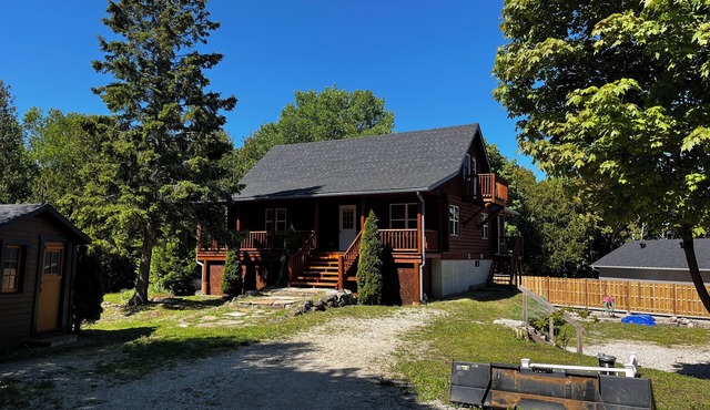 Log Cottage- 43 Head St