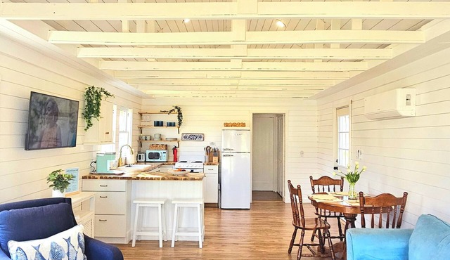 Lou Lou's Hideaway: 1918 Historic Cottage in Cortez - Walk/Bike to AMI Beaches