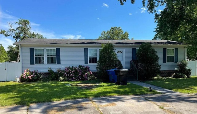 Lovely 4-bedroom open concept home 8mins from oceanfront