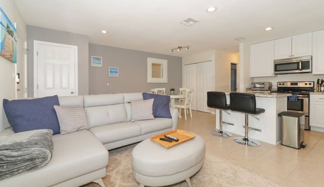 Lovely ❤ Cottage - VERY close to Siesta Beach, Downtown, Shopping and More!