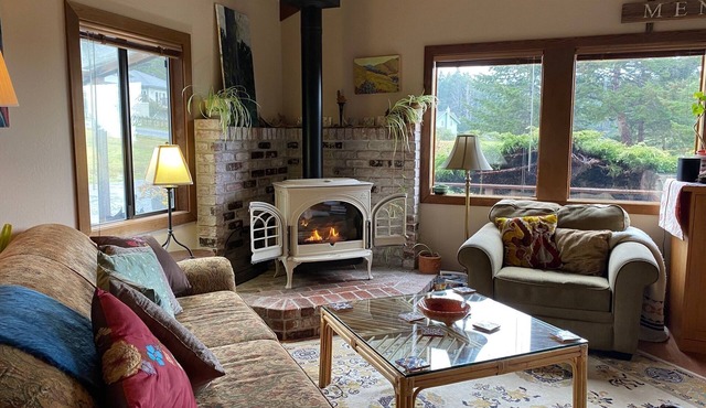 Lovely Craftsman light filled 2 bedroom 2 bath house in Mendocino