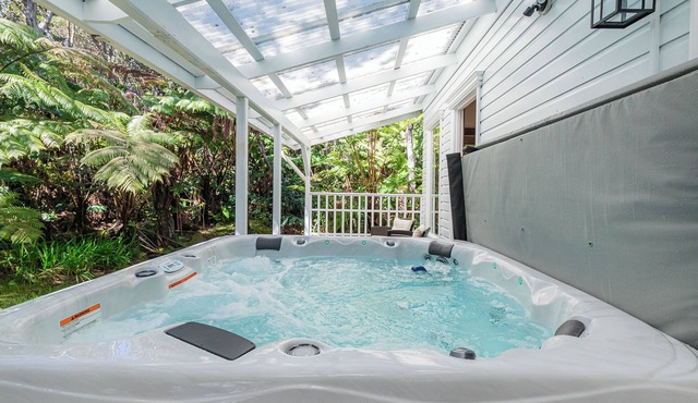 Lovely Peaceful 2-bedroom Apapane Cottage + Hot Tub near Hawaii Volcanoes Park.