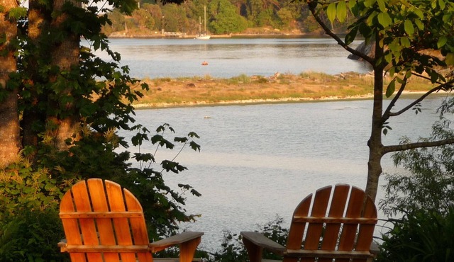Lovely Private Waterfront Cottage