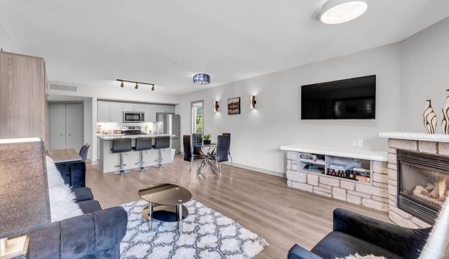 Lux 4bd 2bath 1400 sqft Condo