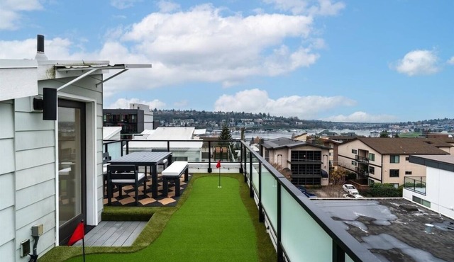 Lux Townhome w/parking and Rooftop Putting Green