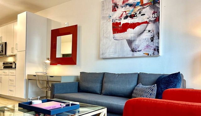 Luxe 1BR,FreePark,Pool, Spacious & bright, 1 Bedroom, King Bed, City Views, Resort Amenities