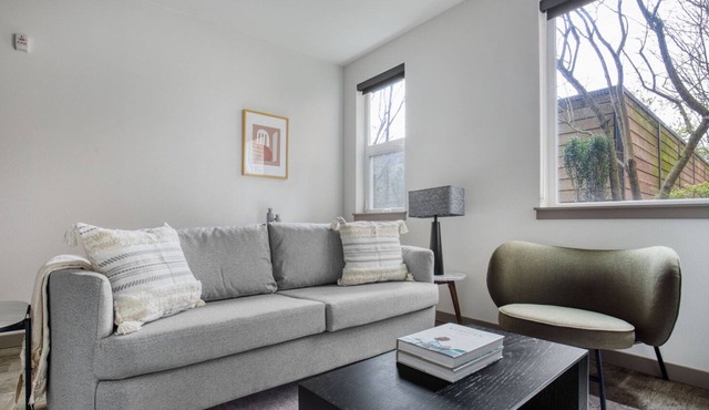 Luxe Ballard 1BR w/ BBQ, Yoga & Gym, near Golden Gardens, by Blueground