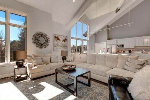 Luxe townhome with pool private hot tub washer & dryer & garage