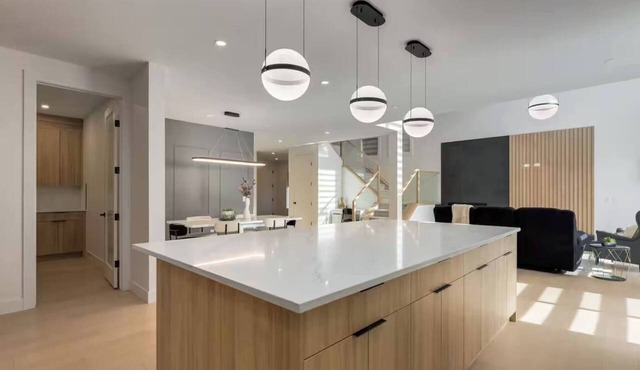 Luxuria Vibe & Vogue 5 Bdrm Near Lake!