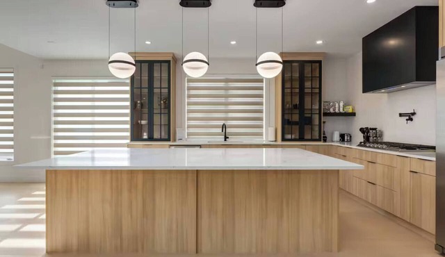 Luxuria Vibe & Vogue 5 Bdrm near Lake!