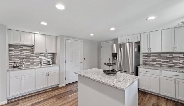Luxurious 6-bed home with 3-acre yard, ideal for family gatherings. Book now!