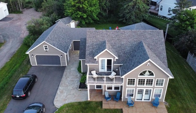 Luxurious cottage in the Heart of Shediac w/firepit, bike trail to Parlee beach!